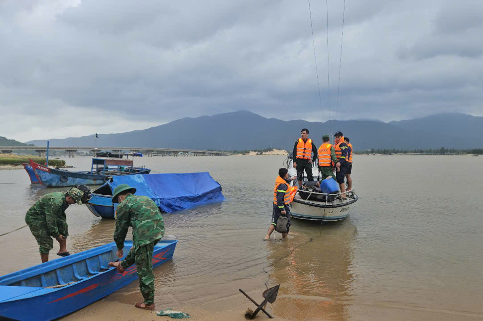 Luc luong chuc nang thi xa Dong Hoa (Phu Yen) van dang tiep tuc tim kiem tung tich nguoi chong. Anh: Cong an