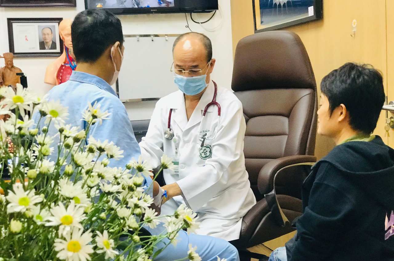 Associate Professor, Dr. Do Duy Cuong examines a patient at the Tropical Disease Center - a place that treats HIV-infected patients. Photo: Thuy Duong