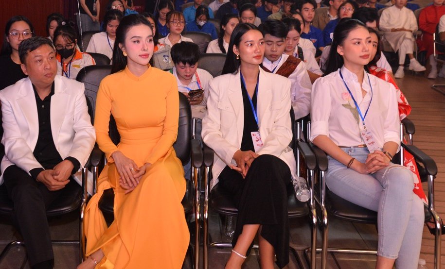 Miss Bui Quynh Hoa, Hanh Nguyen, Quynh Anh participate in Living Fully. Photo: Organizing Committee.