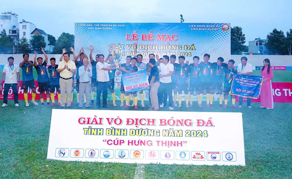 Doi thanh pho Thu Dau Mot danh chuc vo dich. Anh: So VHTTDL Binh Duong