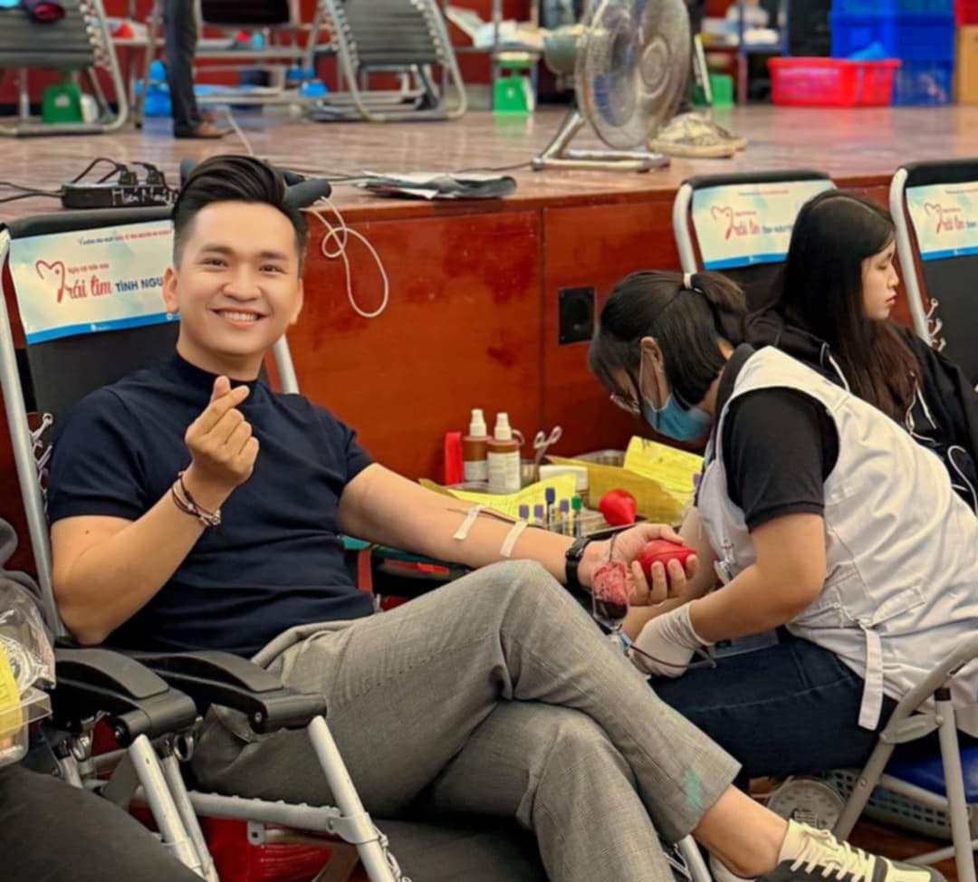 MC Hanh Phuc donates blood at the National Volunteer Day "Volunteer Heart" 2024. Photo: Tran Chien