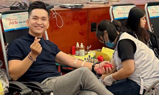 MC Hạnh Phúc hiến máu tại Ngày hội tình nguyện quốc gia “Trái tim tình nguyện” năm 2024. Ảnh: Trần Chiến