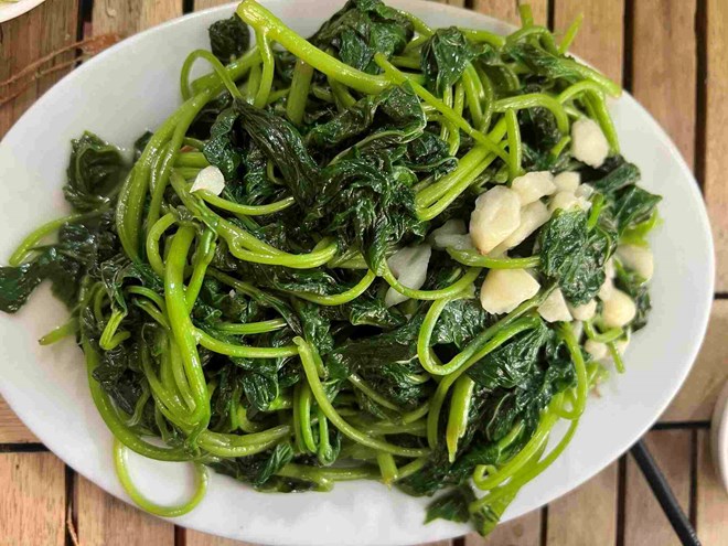 Stir-fried sweet potato leaves with beef is a perfect combination of flavor and nutrition. Illustration: Kieu Vu.