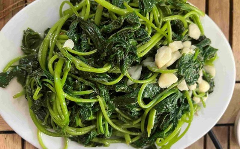 Stir-fried sweet potato leaves with beef is a perfect combination of flavor and nutrition. Illustration: Kieu Vu.