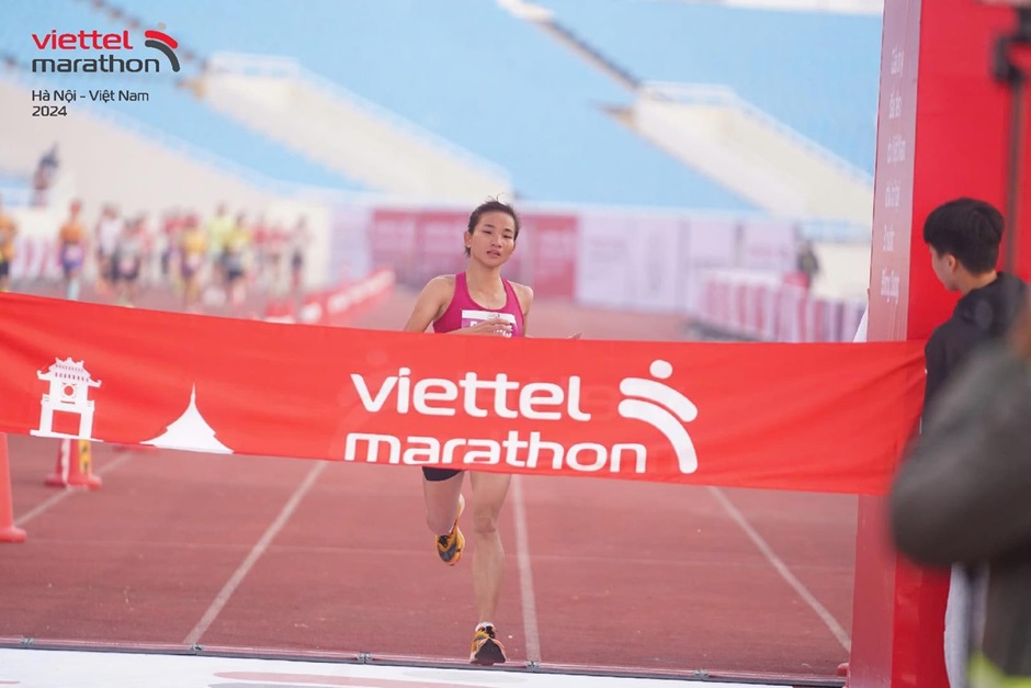 Nguyen Thi Oanh lap ki luc quoc gia moi tai Viettel Marathon Ha Noi 2024. Anh: BTC