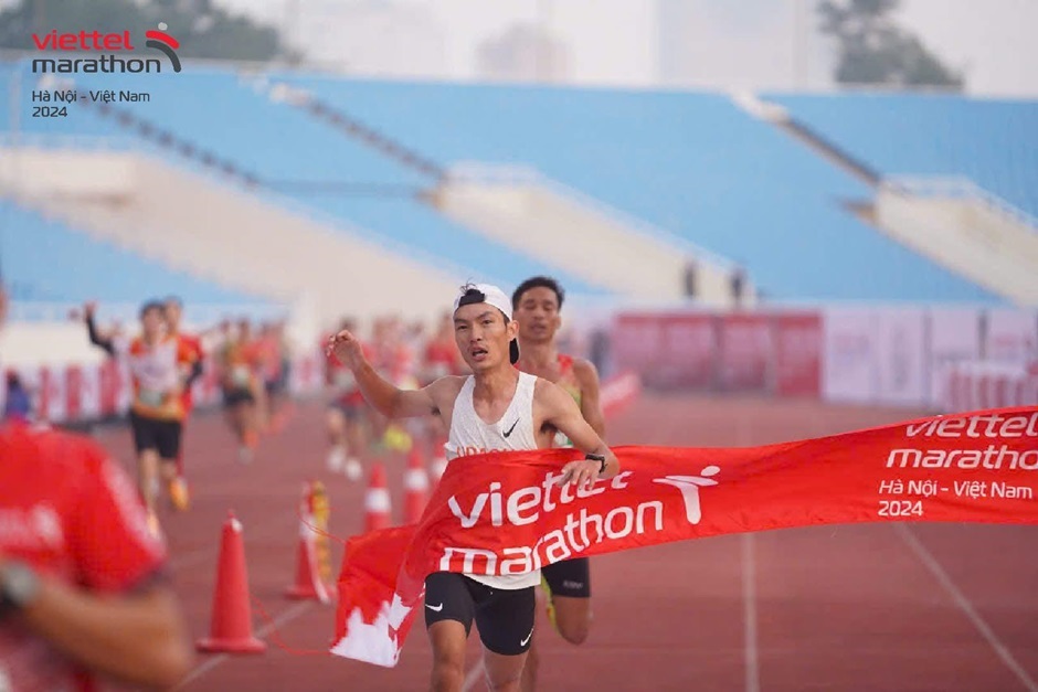 Hoang Nguyen Thanh vo dich cu li 42,195 km duong chay quoc te Viettel Marathon 2024. Anh: BTC