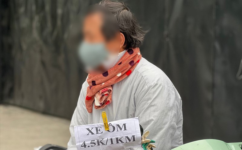 Proposal that motorbike taxi drivers must have a license. Photo: Cuong Ngo