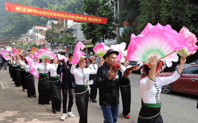People and businesses expect a tourism boom when Moc Chau becomes a town. Photo: Minh Nguyen