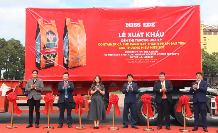 The first container of finished coffee of the Miss Ede brand is exported to the US market. Photo: Bao Trung