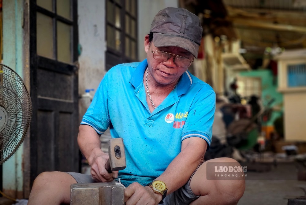 Ngay 1.12, trao doi voi Bao Lao Dong, ong Ta Duong Anh Tuan – Chu tich UBND phuong Huong Vinh cho biet, de duy tri va phat trien nghe ren Bao Vinh trong thoi gian toi, chinh quyen dia phuong se tap trung ho tro, khoi phuc va phat trien nghe ren truyen thong tao dieu kien thuan loi de cac ho gia dinh tham gia vao hoat dong san xuat kinh doanh.