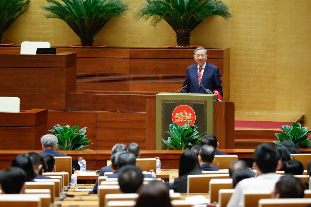 The General Secretary requested to temporarily suspend civil servant recruitment from December 1, 2024 until the organization and apparatus are reorganized according to the Central Committee's direction. Photo: T. Vuong
