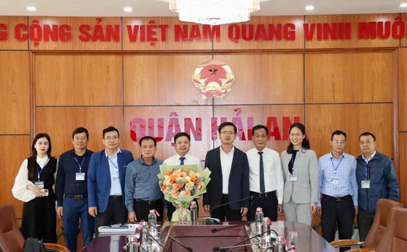 Hai An District People's Committee, Hai Phong announced the decision on personnel work in the departments: Finance and Planning, Economy. Photo: Hai An District