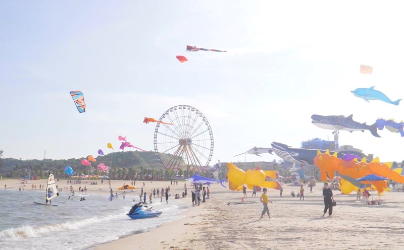 Multi-generational travel trend both connects family members and explores nature. Photo: Duy Tuan