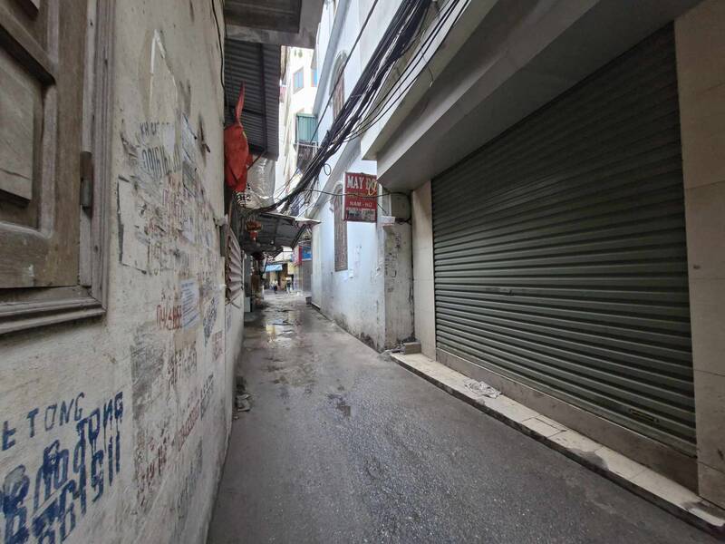 House prices in alleys in Hanoi have been continuously increasing recently. Illustration photo: Thu Giang