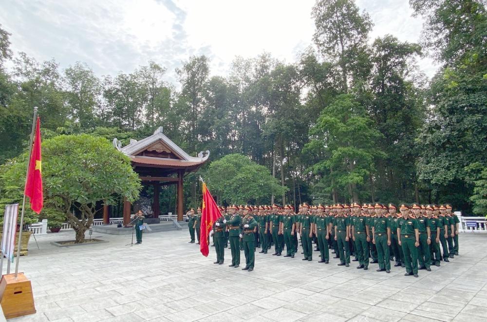 Army Officer School 1 is one of the military units proposed to be awarded the First Class Fatherland Protection Medal. In the photo: Officers and soldiers of Army Officer School 1 report their achievements to Uncle Ho. Photo: Duc Hung