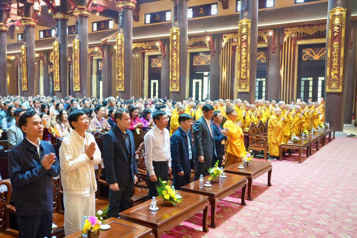 Lễ tưởng niệm Đức vua - Phật hoàng Trần Nhân Tông diễn ra trong không khí trang nghiêm và thành kính. Ảnh: Cổng TTĐT giáo hội phật giáo tỉnh Quảng Ninh
 