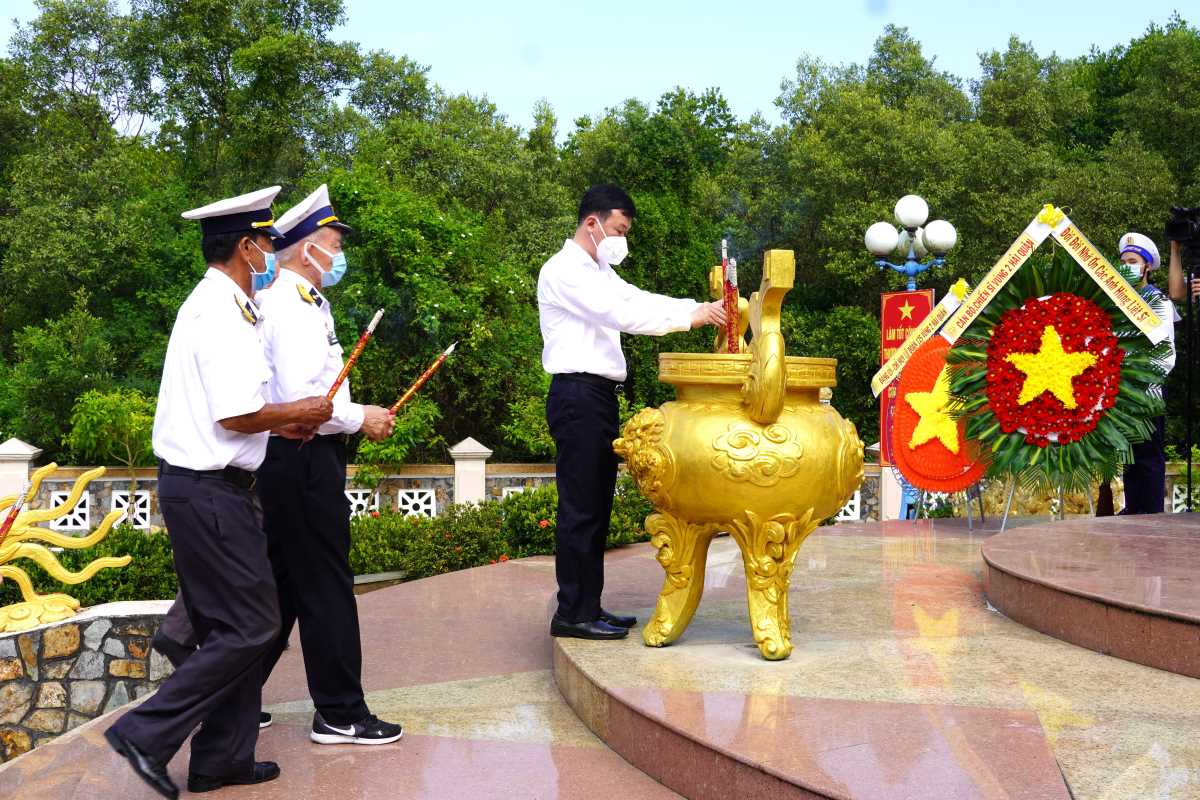 Dang huong tuong nho tai di tich Doan tau khong so - Duong Ho Chi Minh tren bien. Anh: Thanh An