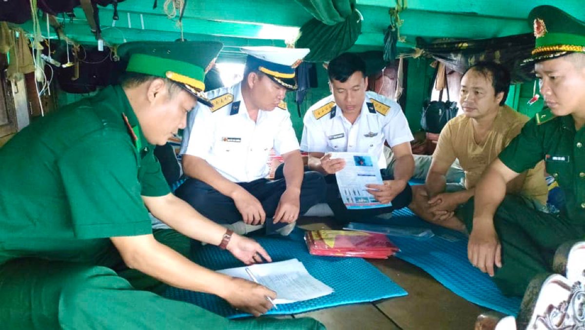 Tram Bien phong Cua khau Cang Phu Quy lam thu nhan tiep nhan tau ca bi nan sau khi duoc tau 417 lai keo vao dao Phu Quy. Anh: Bien phong