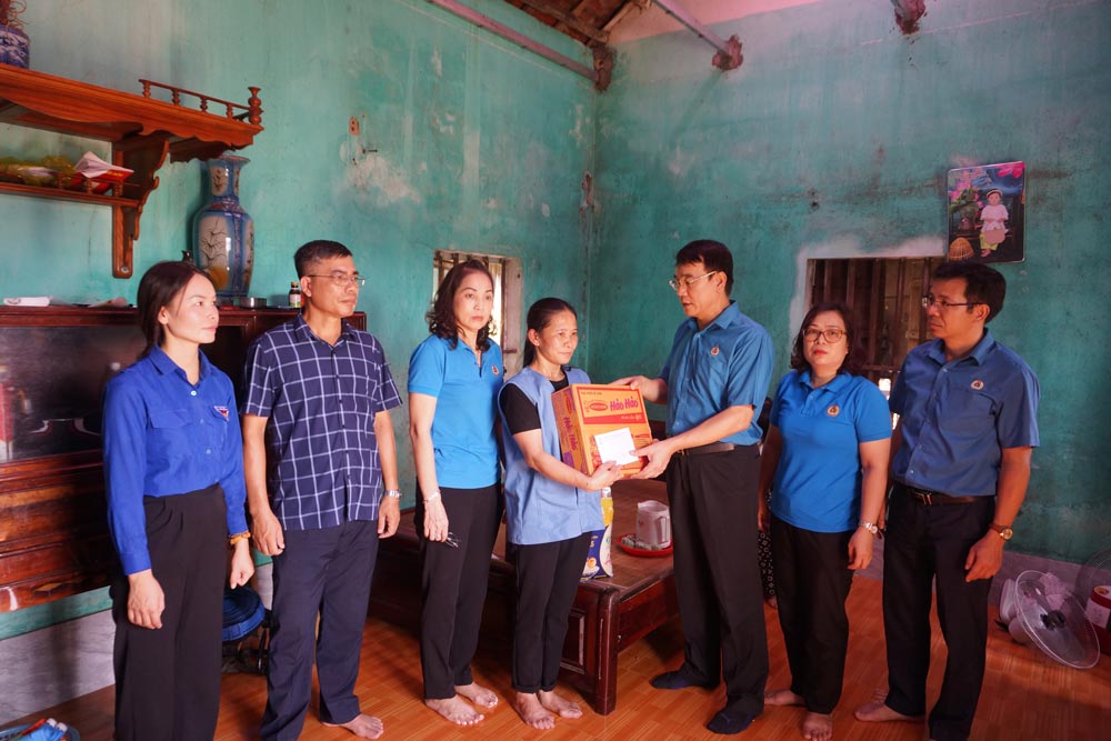 Leaders of the Quang Ninh Provincial Federation of Labor visited and presented gifts to workers' families affected by storm Yagi in Quang Yen town. Photo: Doan Hung
