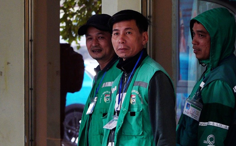 How to manage a team of motorbike taxi drivers at a bus station in Hanoi