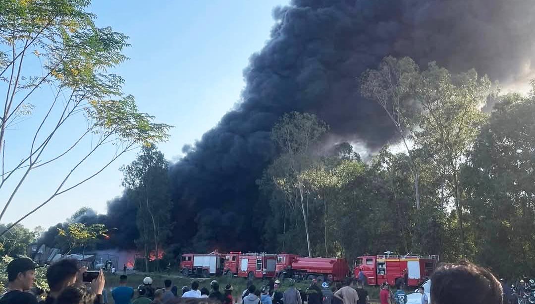 A fierce fire broke out at a scrap yard in Nghi Phong commune, Vinh city. Photo: Hai Dang