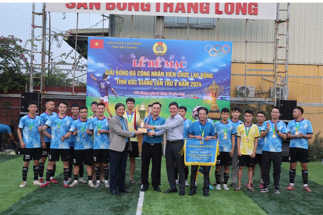 The organizing committee awarded the trophy to the winning team of the men's football tournament for workers and civil servants in Bac Giang province. Photo: Quyet Chien