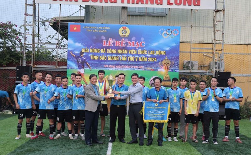 The organizing committee awarded the trophy to the winning team of the men's football tournament for workers and civil servants in Bac Giang province. Photo: Quyet Chien