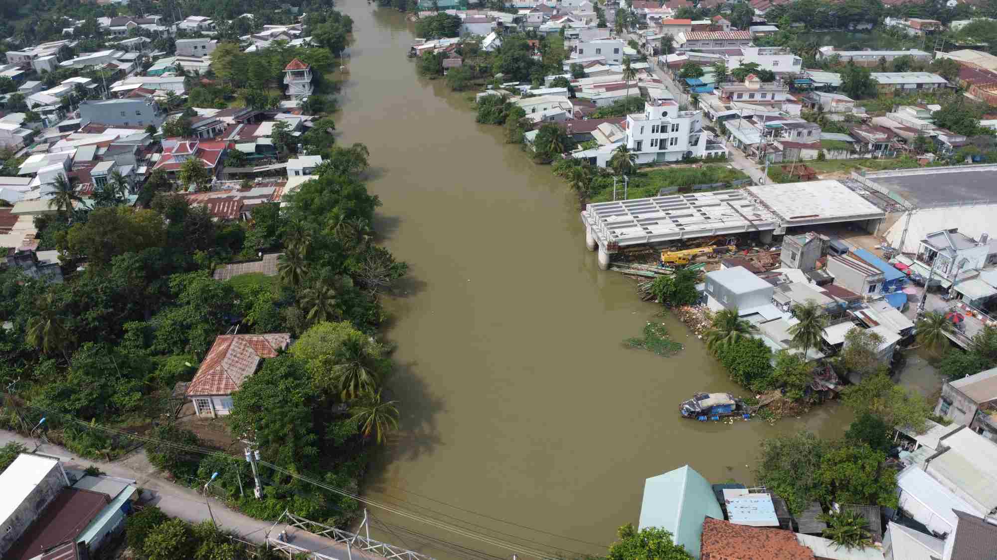 The Huong Lo 2 road project (section 1) construction up to the An Hoa 2 bridge item had to be temporarily halted due to lack of access for construction. Photo: Ha Anh Chien