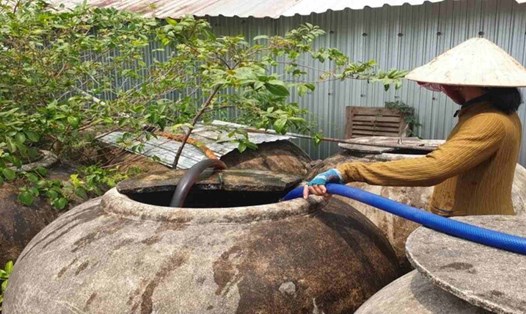 Người dân tích trữ nước vào mùa khô năm 2024. Ảnh: Nhật Hồ