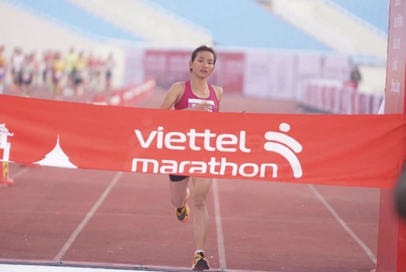 Athlete Nguyen Thi Oanh sets a new national record at Viettel Marathon Hanoi 2024. Photo: Organizing Committee