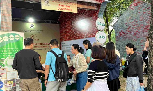 Bánh dày Quán Gánh gây ấn tượng với nhiều thực khách tại Lễ hội Văn hóa Ẩm thực Hà Nội 2024. Ảnh: Mai Chi