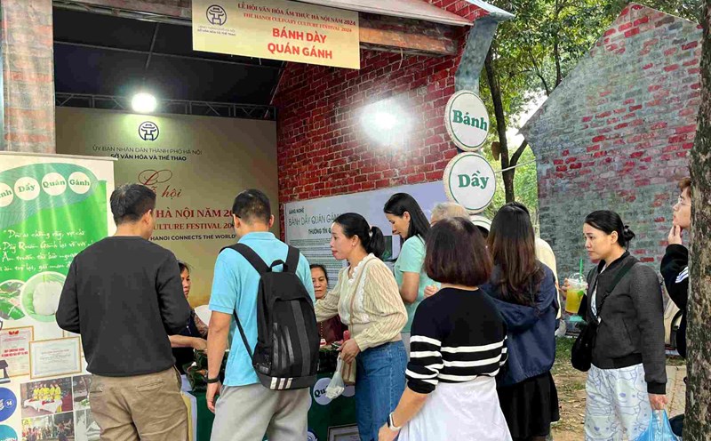 Quan Ganh sticky rice cake impressed many diners at the Hanoi Food Culture Festival 2024. Photo: Mai Chi