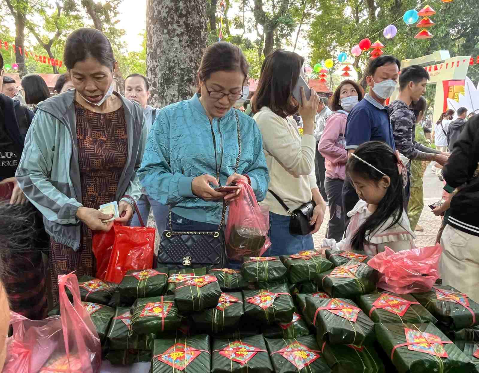 Nườm nượp khách ra vào gian hàng. Ảnh: Mai Chi