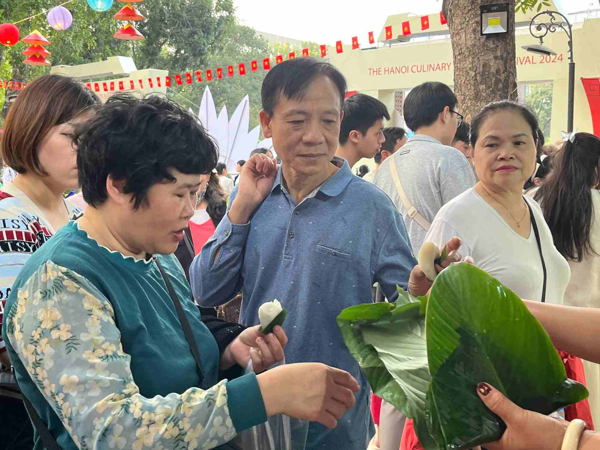 Khach hang thuong thuc banh ngay tai quay ban. Anh: Mai Chi