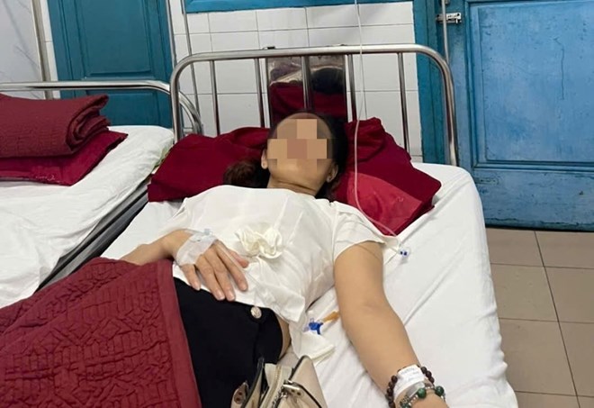 Ms. Hoa - a teacher at Phu Thuan Primary School - was hospitalized and is being treated at Hue Central Hospital. Photo: Phuc Dat