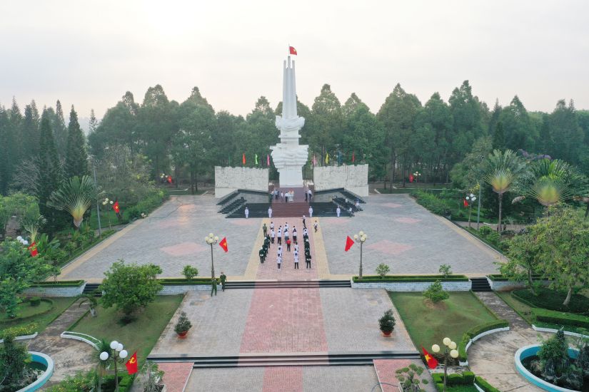 People and tourists visit the Binh Gia Victory Monument in Ngai Giao town, Chau Duc district, Ba Ria-Vung Tau province. Photo: VNA