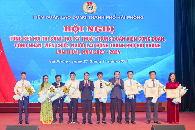 Mr. Vu Van Duong (middle) received second prize in the technical innovation contest of union members and workers of Hai Phong city. Photo: Mai Dung