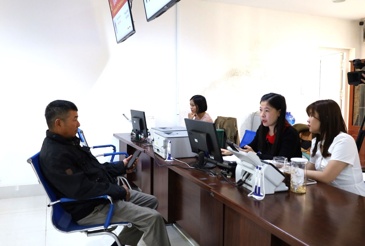 People carry out administrative procedures at the Public Administration Service Center. Photo: Kim Bao
