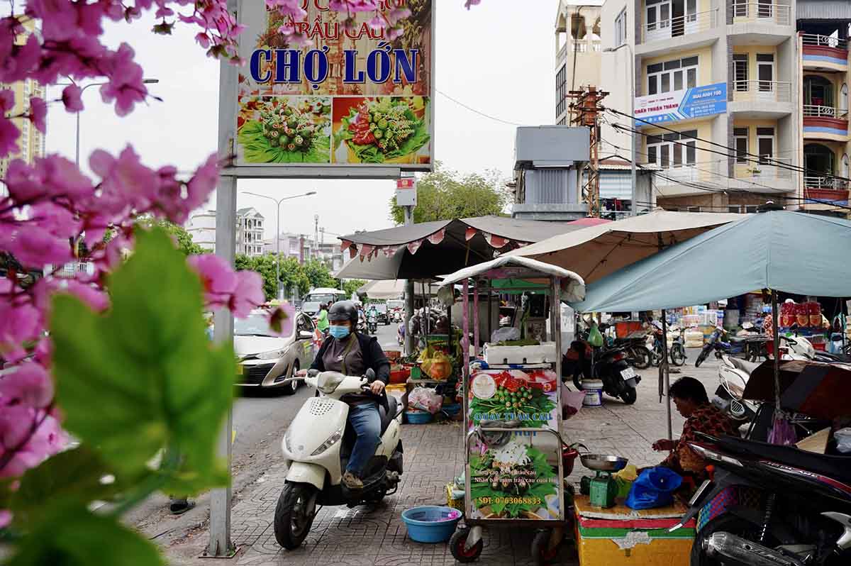 The largest betel and areca nut street in Ho Chi Minh City is deserted during the year-end wedding season