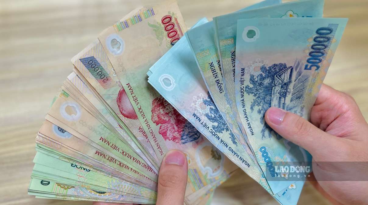 6-month savings interest rates for individual customers are fluctuating from 3 - 5.65%/year. Illustration photo: Thach Lam