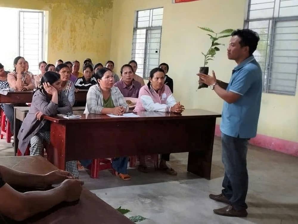 Teachers teach techniques for planting and caring for seedlings to people in Lak district. Photo: Phong Nha