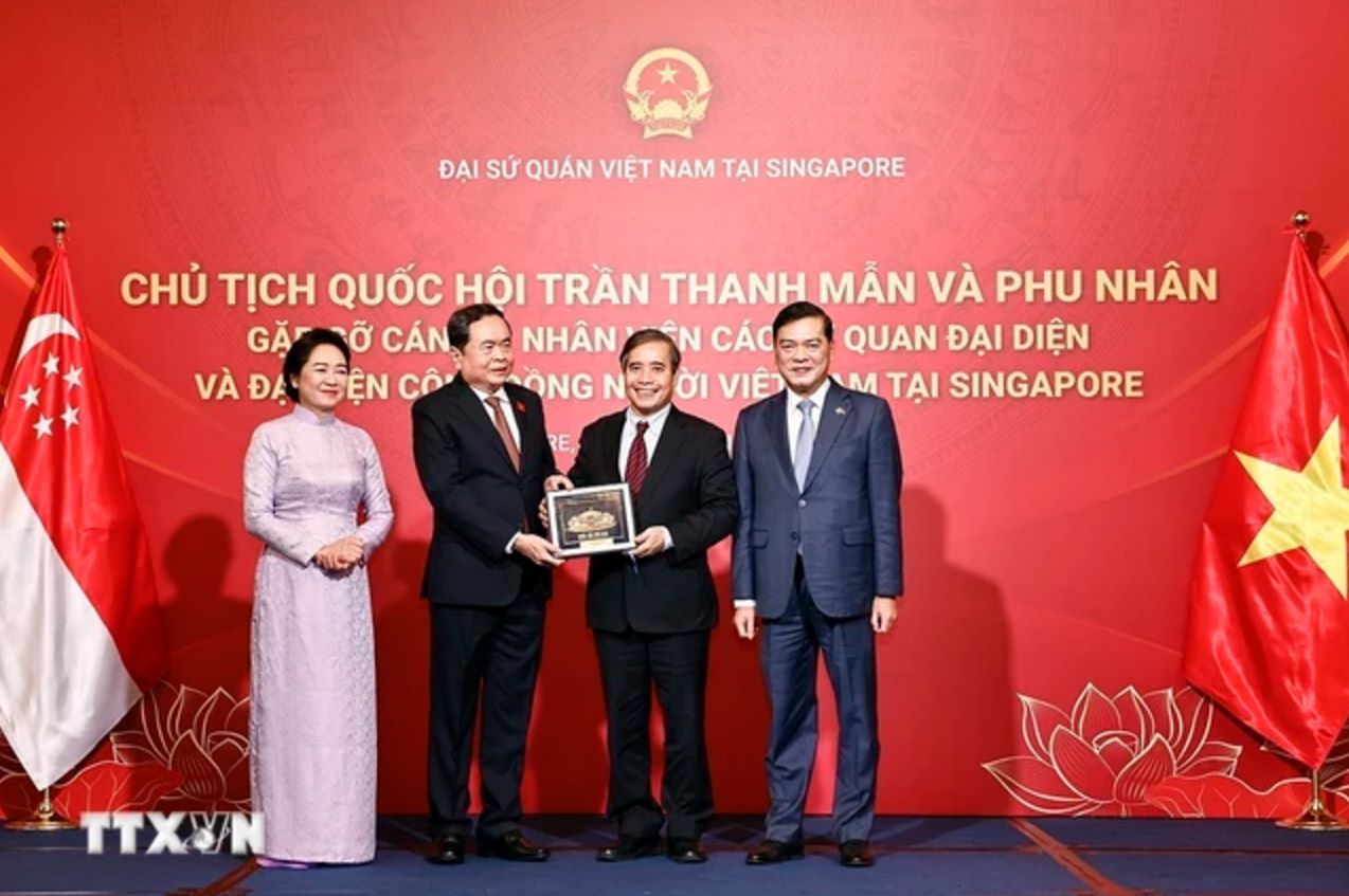 Chu tich Quoc hoi Tran Thanh Man va Phu nhan tang qua luu niem dai dien cong dong nguoi Viet Nam tai Singapore. Anh: TTXVN