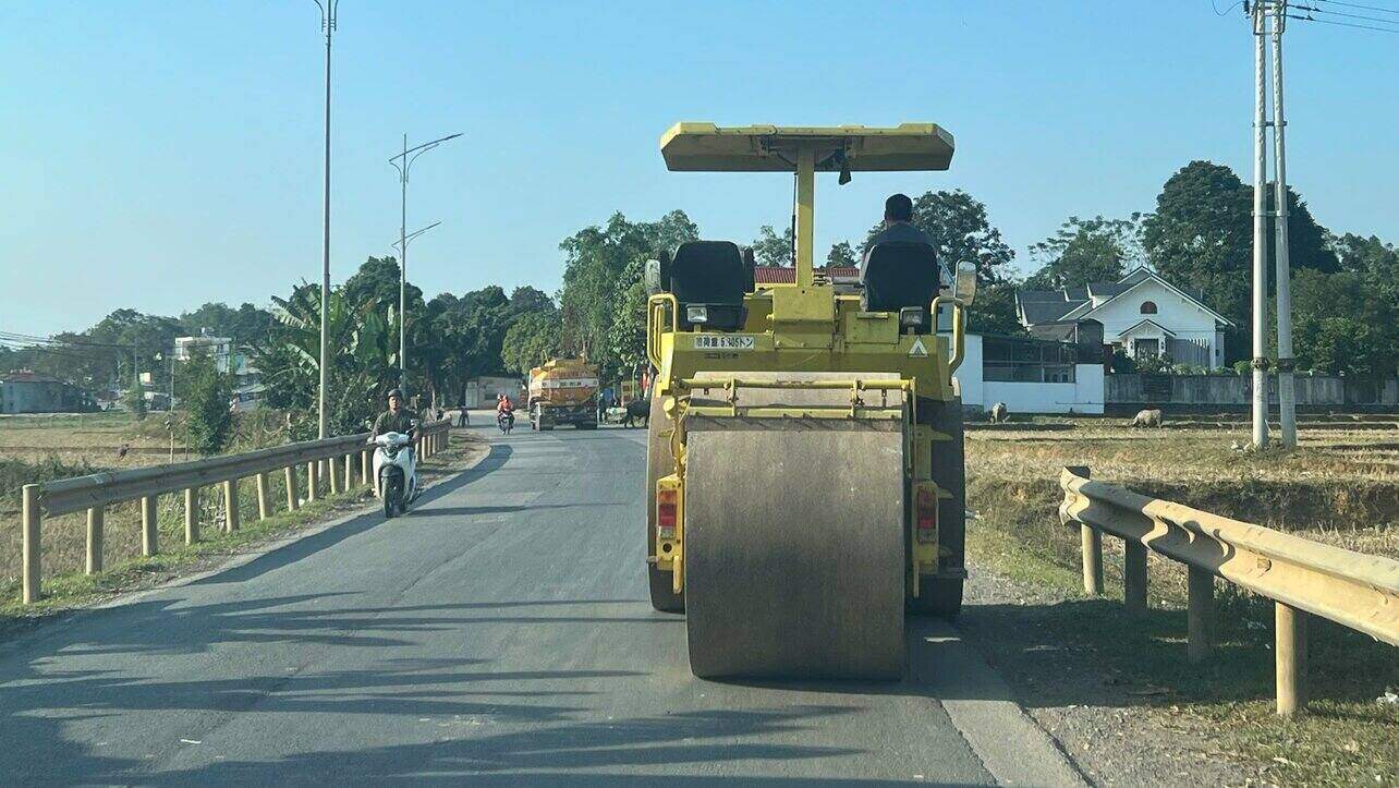 Sau khi duoc sua chua, viec di lai tren tuyen Quoc lo 12B da thuan tien hon truoc rat nhieu. Anh: Minh Nguyen.