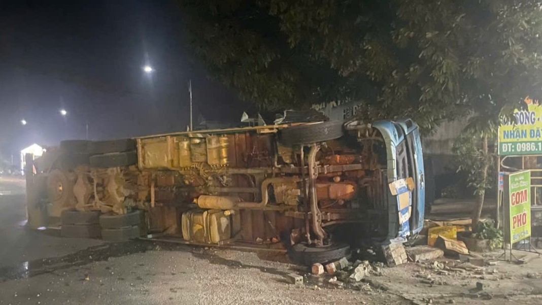 Accident scene on Highway 6. Photo: Provided by local people.