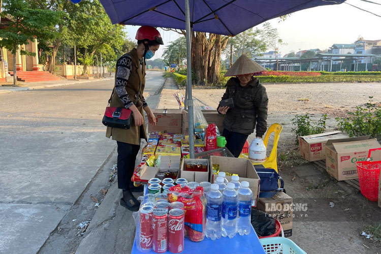 Những dịp đầu năm hoặc cuối năm, người dân và du khách thường đến mua lễ, cúng bái tại Đền Cấm để cầu bình an, tài lộc. Ảnh: Đinh Đại