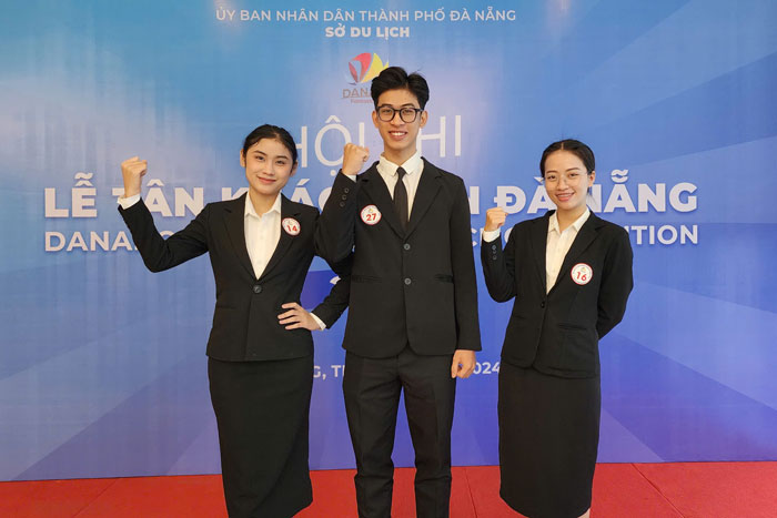 Nearly 50 receptionists in the Da Nang hotel industry attended the competition to improve their skills. Photo: Thuy Trang