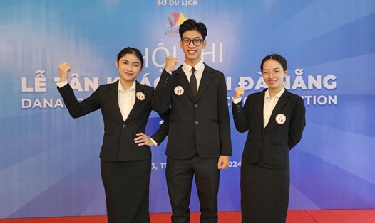 Gần 50 nhân viên lễ tân ngành khách sạn Đà Nẵng tham dự hội thi, nâng cao tay nghề. Ảnh: Thùy Trang