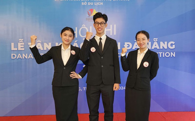 Nearly 50 receptionists in the Da Nang hotel industry attended the competition to improve their skills. Photo: Thuy Trang