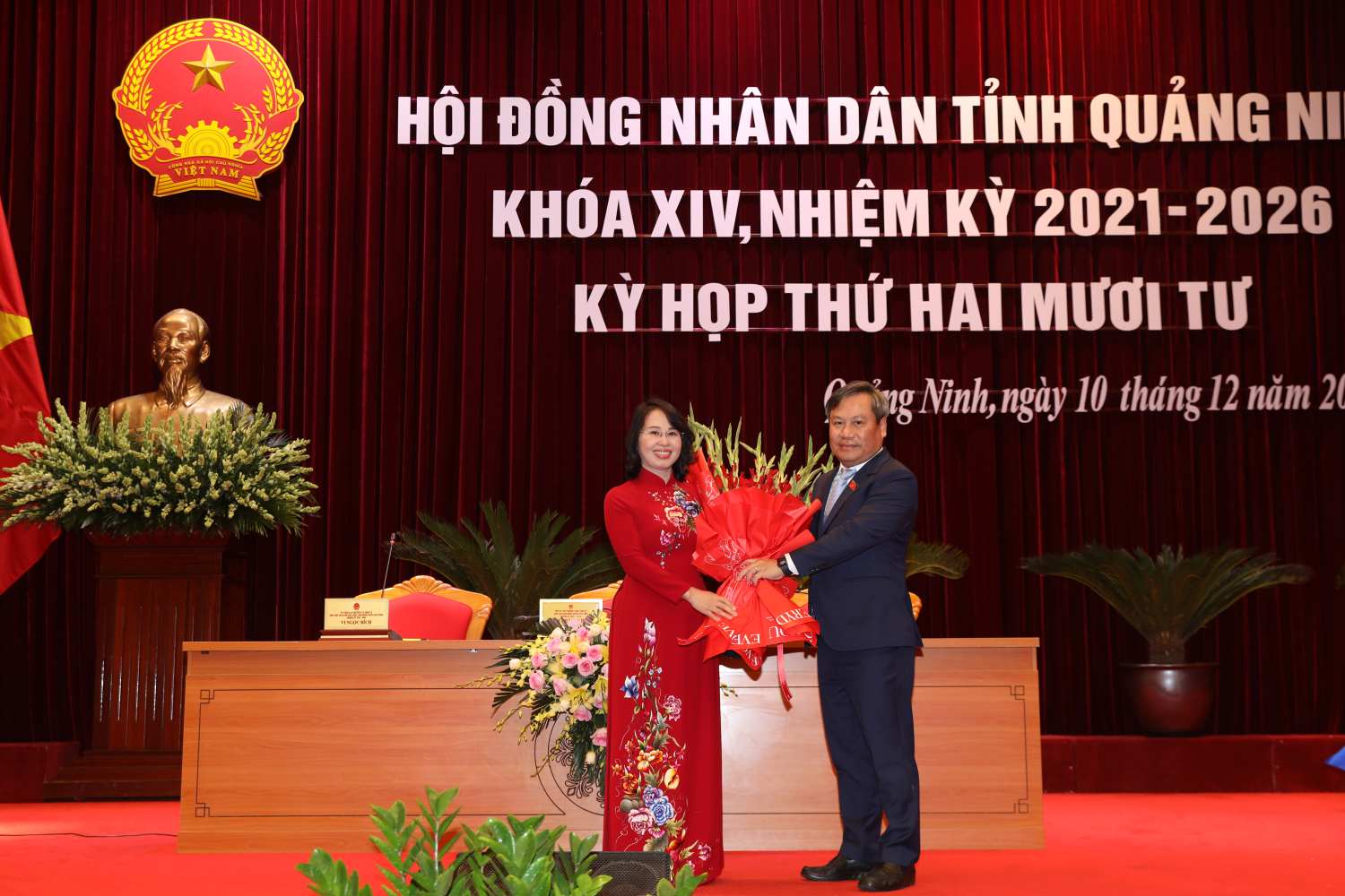 Bi thu Tinh uy Quang Ninh Vu Dai Thang tang hoa chuc mung ba Trinh Thi Minh Thanh duoc bau giu chuc vu Chu tich HDND tinh Quang Ninh khoa 14, nhiem ky 2021-2026. Anh: Nguyen Hung 