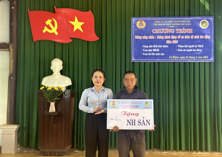 Dak Lak Rubber Joint Stock Company's Trade Union gives breeding cows to union members in difficult circumstances. Photo: Bao Trung